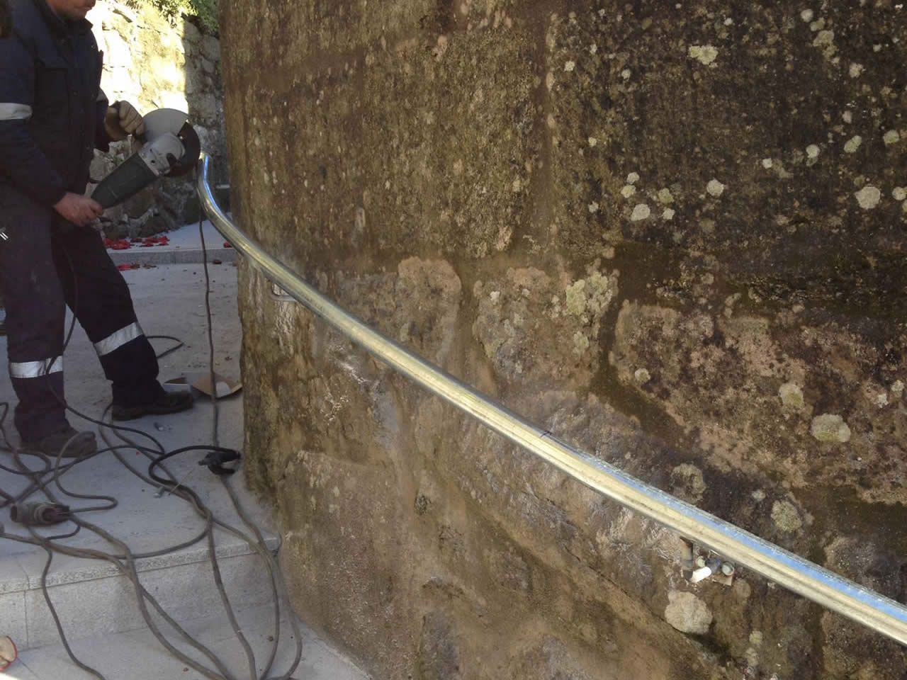 Montaje de Pasamanos de Acero Galvanizado - Construcciones Rodríguez Metal