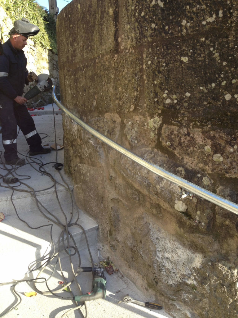 Montaje de Pasamanos de Acero Galvanizado - Construcciones Rodríguez Metal