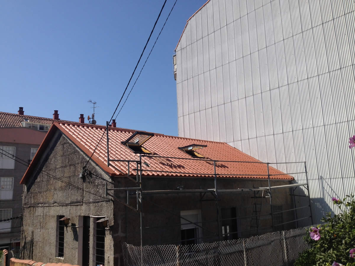 Montaje de cubierta en panel teja en Vigo