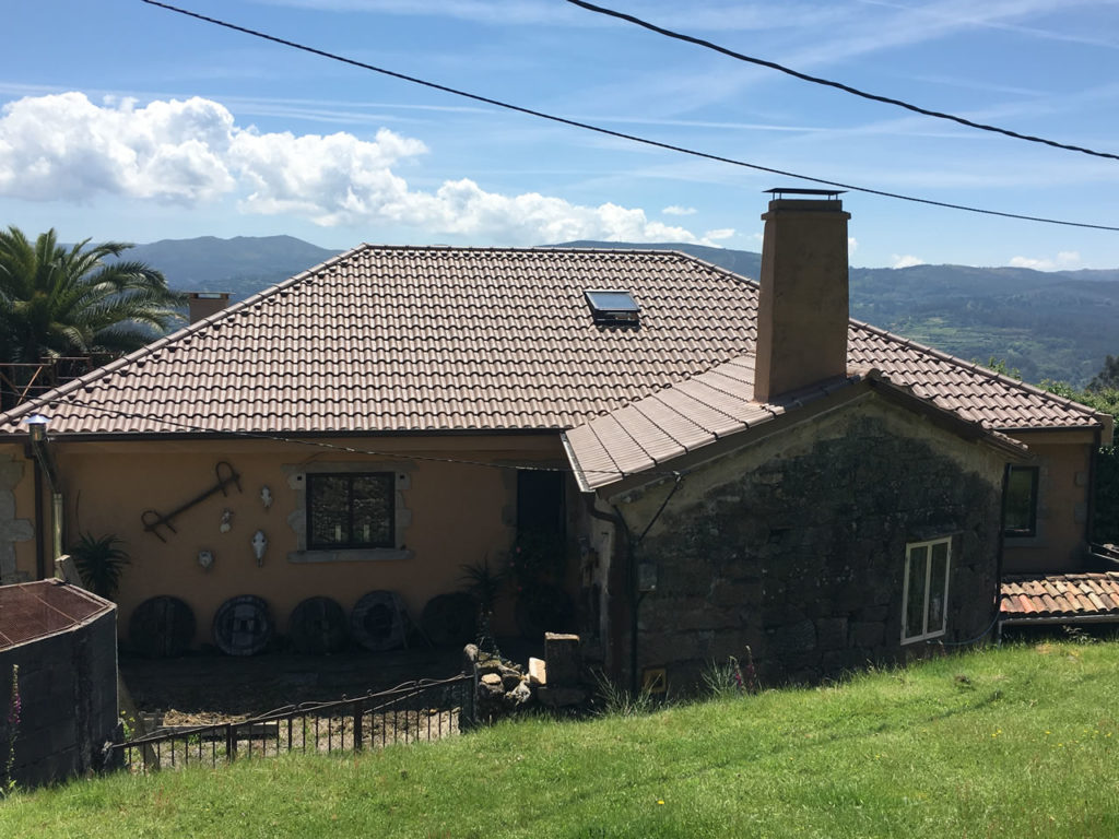 Construcción de tejado a 6 aguas en vivienda en Campolameiro