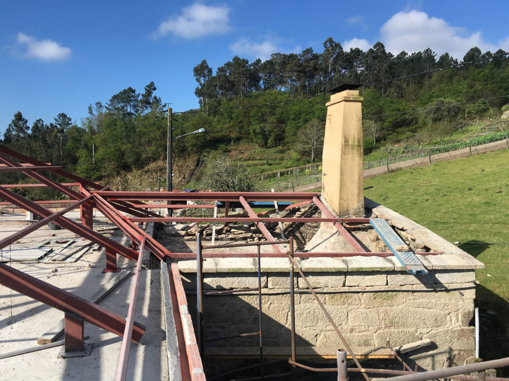 Construcción de tejado a 6 aguas en vivienda en Campolameiro