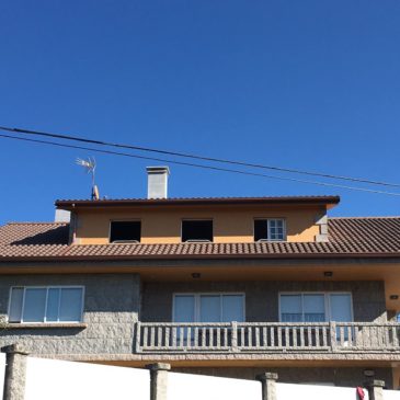 Construcción de tejado de tejas y panel en Figueirido