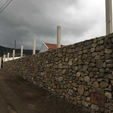 Construcción de muro de piedra en Campañó